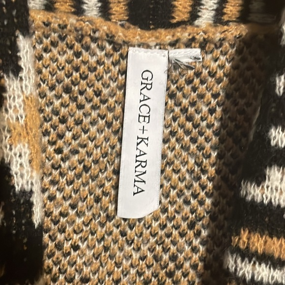 Grace + Karma Sweater. Yellow native print with fringes - Picture 2 of 4